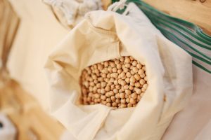 soybeans in sack 3735181 e1586972617494 300x200 1 Tumore al Seno: Soia si o Soia no?