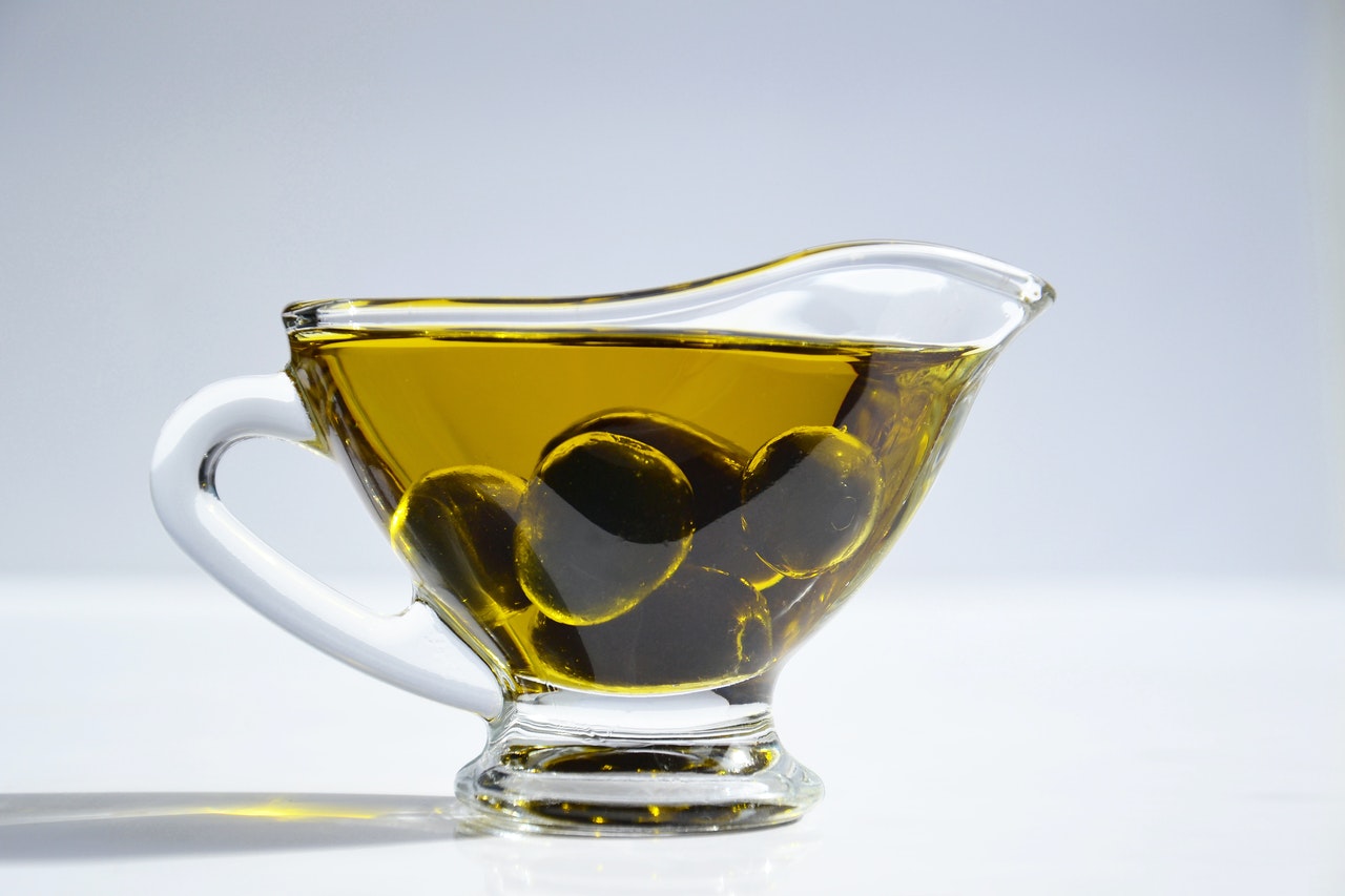 photo of olives on cup of olive oil 1022385 Vitamina E, paladina delle cellule.